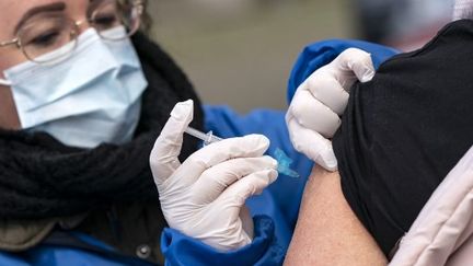 Une femme vaccinant&nbsp;un patient en Suède, le 19 novembre 2020. (JOHAN NILSSON / TT NEWS AGENCY)