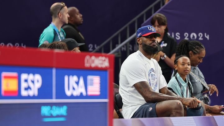 LeBron James et ses proches assistent au match de basket 3x3 entre les Etats-Unis et l'Espagne, le 1er août 2024. (DAVID GRAY / AFP)