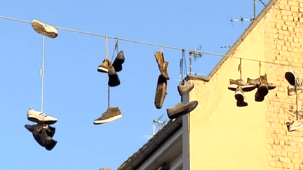 &quot;Shoe tossing&quot; rue Gustave Doré à Strasbourg
 (France 3 / Culturebox)