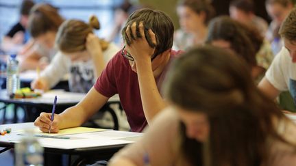 Des lyc&eacute;ens passent l'examen&nbsp;du baccalaur&eacute;at &agrave; Hennebont (Morbihan), le 16 juin 2014. (MAXPPP)