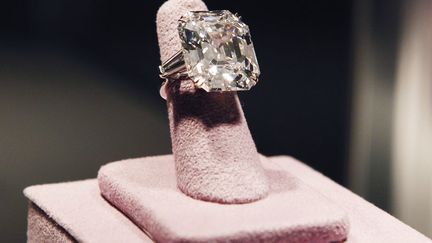 Sa c&eacute;l&egrave;bre bague en diamants de 33,19 carats (photo), offerte par Richard Burton que Liz Taylor portait tous les jours, est estim&eacute;e entre 2,5 et 3,5 millions de dollars (1,6 &agrave; 2,4 millions d'euros). (FRED PROUSER / REUTERS)