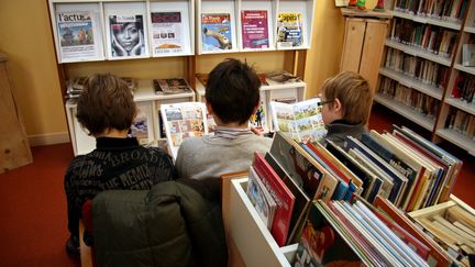 Des enfants parcourent des BD dans une bibilioth&egrave;que scolaire, &agrave; Thionville (Moselle), le 25 janvier 2010. (  MAXPPP)