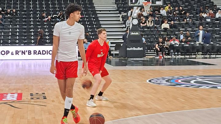 Zaccharie Risacher avec JL Bourg (Bourg-en-Bresse) avant un match contre le Paris Basketball à l'Adidas Arena. (XAVIER MONFERRAN / RADIO FRANCE)