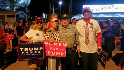 Leonard, un vetéran du Vietnam, ici entouré de sa famille à Tampa en Floride le 24 octobre, suit les meetings de Donald Trump (BENJAMIN ILLY / RADIO FRANCE)