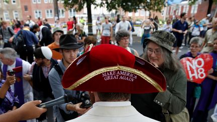 Un suprémaciste blanc parle aux médias pendant un rassemblement, samedi 12 août. (JOSHUA ROBERTS / REUTERS)