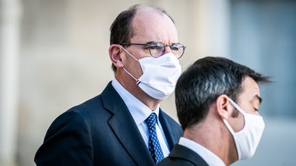 Le Premier ministre, Jean Castex, sort du Conseil des ministres du 4 novembre 2020 en compagnie du ministre de la Santé, Olivier Véran.&nbsp; (XOSE BOUZAS / HANS LUCAS / AFP)