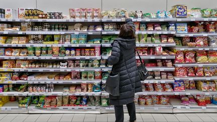 Une femme dans un supermarché en Haute-Garonne. Photo d'illustration. (LILIAN CAZABET / HANS LUCAS / AFP)