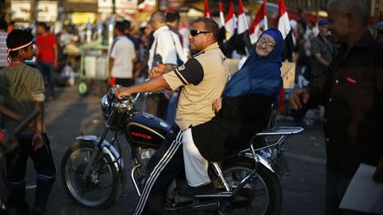 Un manifestant anti-Morsi parade sur sa moto avec sa m&egrave;re sur la place Tahrir au Caire (Egypte), le 6 juillet 2013. (SUHAIB SALEM / REUTERS)