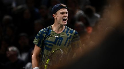 Le Danois&nbsp;Holger Rune lors de la finale du Masters 1000 de Paris-Bercy, contre Novak Djokovic, le 6 novembre 2022. (CHRISTOPHE ARCHAMBAULT / AFP)