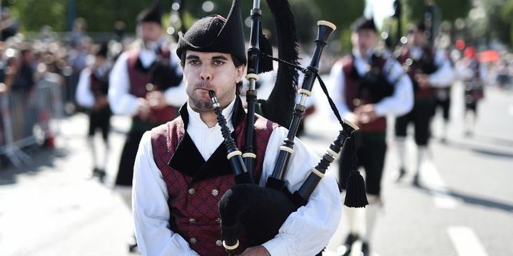 Des musiciens venus du monde entier ont paradé devant les visiteurs par milliers.
 (JEAN-SEBASTIEN EVRARD / AFP)