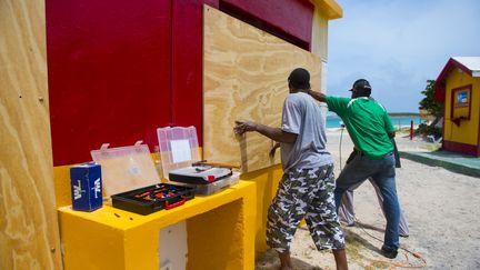 Des habitants de Saint-Martin préparent des barricades, le 5 septembre 2017, avant le passage de l'ouragan Irma. (LIONEL CHAMOISEAU / AFP)