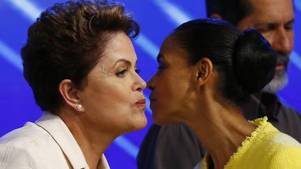  (La présidente sortante Dilma Rousseff (G) et sa rivale à l'élection présidenteille,  l'écologiste Marina Silva (D)© REUTERS/Ricardo Moraes)