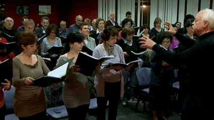 Le choeur arménien Sahak-Mesrop en pleine répétition avec son directeur, Khatchig  Yilmazian
 (France 3 Culturebox)