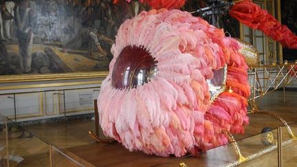 Joana Vasconcelos, &quot;Lilicoptère&quot; (2012), au château de Versailles, collection de l&#039;artiste
 (Photo Valérie Oddos / FTV)