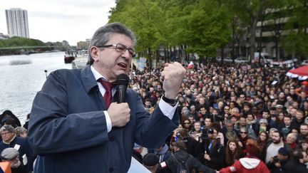 Le candidat de la France insoumise, Jean-Luc Mélenchon, le 17 avril 2017 à bord de sa "péniche insoumise", à Paris. (ALAIN JOCARD / AFP)