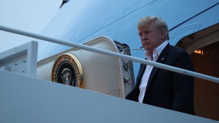 Le président américain Donald Trump descendant d'Air Force One, le 13 juin 2018, sur la base d'Andrews, après son sommet avec le dirigeant nord-coréen Kim Jong-un à Singapour. (JONATHAN ERNST / REUTERS)