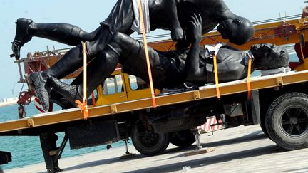 La statue "Coup de t&ecirc;te" de l'artiste franco-alg&eacute;rien Adel Abdessemed est transport&eacute;e apr&egrave;s avoir &eacute;t&eacute; d&eacute;boulonn&eacute;e seulement un mois apr&egrave;s son installation &agrave; Doha (Qatar), le 30 octobre 2013. L'oeuvre est accus&eacute;e de favoriser l'id&ocirc;laterie, contraire aux principes de l'Islam. (AFP)