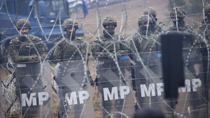 Des militaires polonais montent la garde à la frontière avec la Biélorussie, non loin de la ville biélorusse de Grodno, le 14 novembre 2021. (OKSANA MANCHUK / BELTA / AFP)