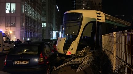 Un tramway a percuté une rame à l'arrêt, lundi 11 février 2019, à&nbsp;Issy-les-Moulineaux (Hauts-de-Seine). (VIOLAINE DOMON / FRANCEINFO)