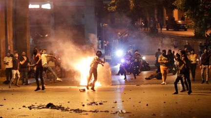 Des opposants au gouvernement ont affronté la police, le 12 juin, à Beyrouth (Liban). (ANWAR AMRO / AFP)