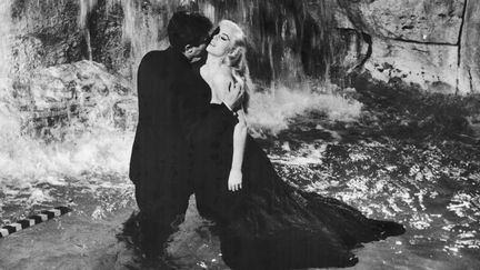 Le baiser dans la fontaine avec Marcello&nbsp;Mastroianni et&nbsp;Anita Ekberg,&nbsp;scène culte de "La Dolce vita" de Fellini. (KEYSTONE-FRANCE / GAMMA-KEYSTONE)