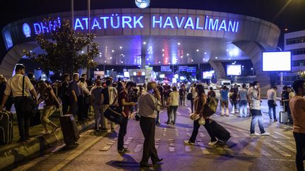 Une ambulance arrive à l'aéroport international d'Istanbul, cible d'un attentat-suicide, le 28 juin 2016.  (OZAN KOSE / AFP)