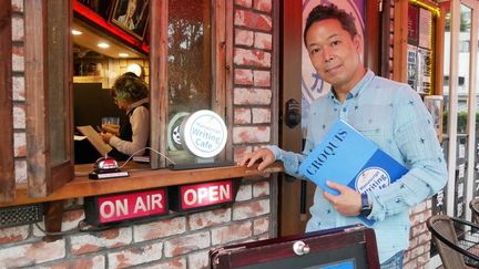 A Tokyo, interdit de se la couler douce dans ce&nbsp;café anti-paresse, selon&nbsp;Takuya Kawaii, le fondateur et patron du Genko Shippitsu Cafe. (KARYN NISHIMURA / RADIO FRANCE)