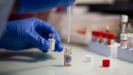 Un laboratoire biologique à Paris, le 25 novembre 2020. (NATHAN LAINE / HANS LUCAS / AFP)