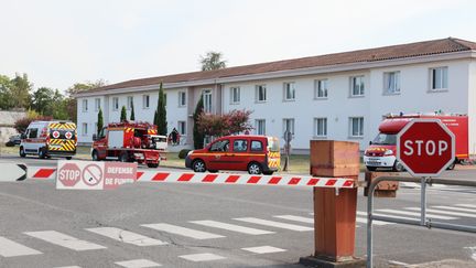 Des camions de pompiers devant l'usine Manuco de Bergerac (Dordogne), le 3 août 2022. (YOHAN BONNET / AFP)