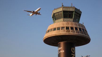 Un avion décolle depuis l'aéroport de Barcelone, en Espagne, le 23 avril 2018. Image d'illustration. (MANUEL COHEN / MANUEL COHEN / AFP)