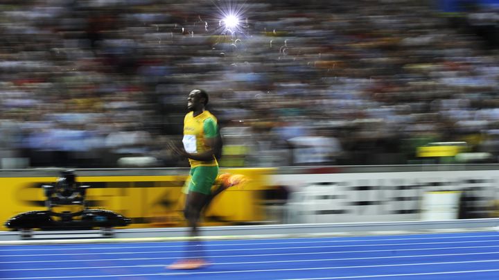 Usain Bolt lors de sa victoire sur 200m aux championnats du monde de Berlin (Allemagne), le 20 ao&ucirc;t 2009. (ADRIAN DENNIS / AFP)