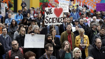 Un groupe de scientifiques inquiets manifestent, le 13 décembre 2016, à San Francisco, après l'élection de Donald Trump.&nbsp; (MARCIO JOSE SANCHEZ / AP / SIPA)