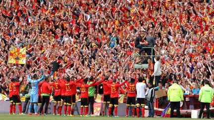 Les joueurs du RC Lens acclam&eacute;s par les supporters, le 12 avril 2014, au stade Felix Bollaert, &agrave; Lens (Pas-de-Calais). (EDDY LEMAISTRE / DPPI MEDIA / AFP)