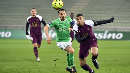 Le Parisien Kylian Mbappé devance Mathieu Debuchy. (PHILIPPE DESMAZES / AFP)