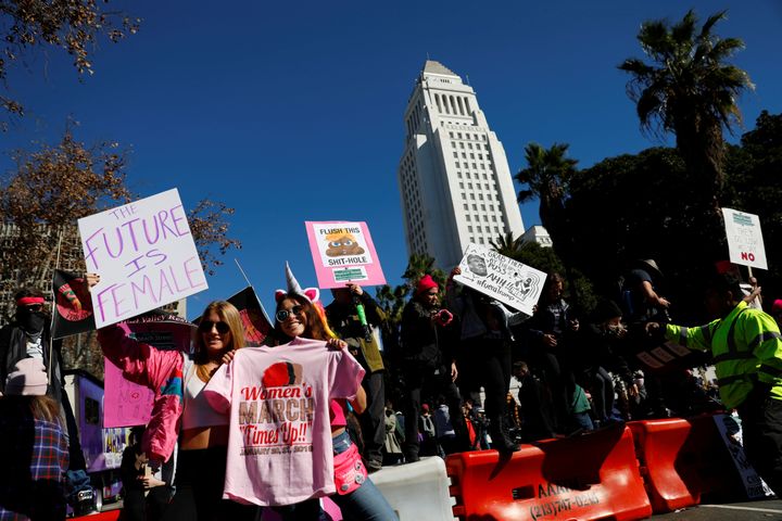 Des manifestantes participent à la Marche des femmes, le 20 janvier 2018, devant la mairie de Los Angeles (Californie, Etats-Unis). (PATRICK FALLON / REUTERS)