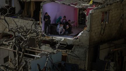 People in the ruins of a building, in Rafah, in the Gaza Strip, February 23, 2024. (YASSER QUDIHE / MIDDLE EAST IMAGES / AFP)