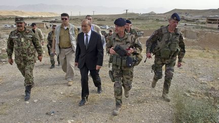 Le ministre de la D&eacute;fense, Jean-Yves Le Drian, en Afghanistan, le 18 juillet 2012. (JEAN-FRANCOIS D'ARCANGUES / ECPAD / AFP)