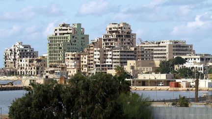 Dans Benghazi, les habitants ont quitté les quartiers touchés par la guerre pour s'installer loin de la ville, laissant les immeubles toujours en ruines. (ABDULLAH DOMA / AFP)