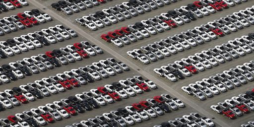 A l'usine Volkswagen de Sao Bernardo do Campo (Brésil) le 3 avril 2015... (REUTERS - Paulo Whitaker)