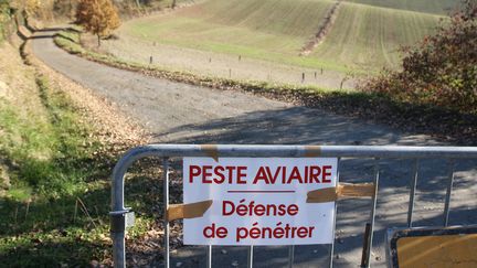 Une restriction de circulation dans le Gers, après la découverte d'un foyer de grippe aviaire, en décembre 2016. (SEBASTIEN LAPEYRERE / MAXPPP)