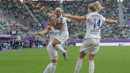 Les lyonnaises célèbrent un but de la Ballon d'or Ada Hegerberg, lors de la finale de la Ligue des champions féminine, à Budapest (Hongrie), samedi 18 mai 2019.&nbsp; (TOBIAS SCHWARZ / AFP)