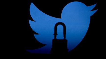 Image d'illustration montrant le&nbsp;logo de Twitter avec un cadenas, le 28 février 2021. (MUSTAFA CIFTCI / ANADOLU AGENCY / AFP)