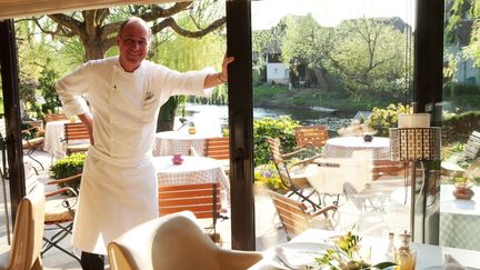 Marc Haeberlin à l'Auberge de l'Ill en Alsace dans le village de&nbsp;Illhäusern.&nbsp; (MAURICE ROUGEMONT / GAMMA-RAPHO VIA GETTY IMAGES)