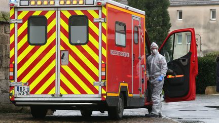 Des membres des services de secours, le 2 mars 2020 à la maison de retraite Etienne Marie de la Hante à Crepy-en-Valois (Oise). (FRANCOIS NASCIMBENI / AFP)