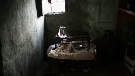 Ces bédouins vivent dans de petites maisons en béton loin des centres touristiques situés eux le long de la côte de la mer Rouge ou à proximité du célèbre monastère Sainte-Catherine. L'électricité dans le village ne fonctionne pas plus de cinq heures par jour et l'eau n'est pas courante. (SIPA/AP/NARIMAN EL-MOFTY)