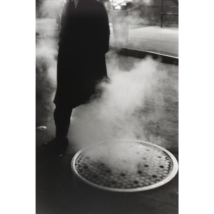 Louis Stettner, "Bouche d'égoût, Times Square", New York, Etats-Unis, 1954, Collection Centre Pompidou, musée national d'art moderne, Paris. Don de l'artiste en 2013
 (Centre Pompidou/Dist. RMN-GP © Louis Stettner)