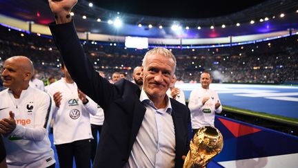 Didier Deschamps communie avec le public du Stade de France (FRANCK FIFE / AFP)