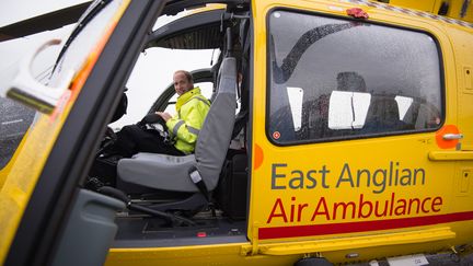 Le Prince William dans le cockpit de l'hélicoptère d'East Anglian Air Ambulance. (STEFAN ROUSSEAU / POOL)