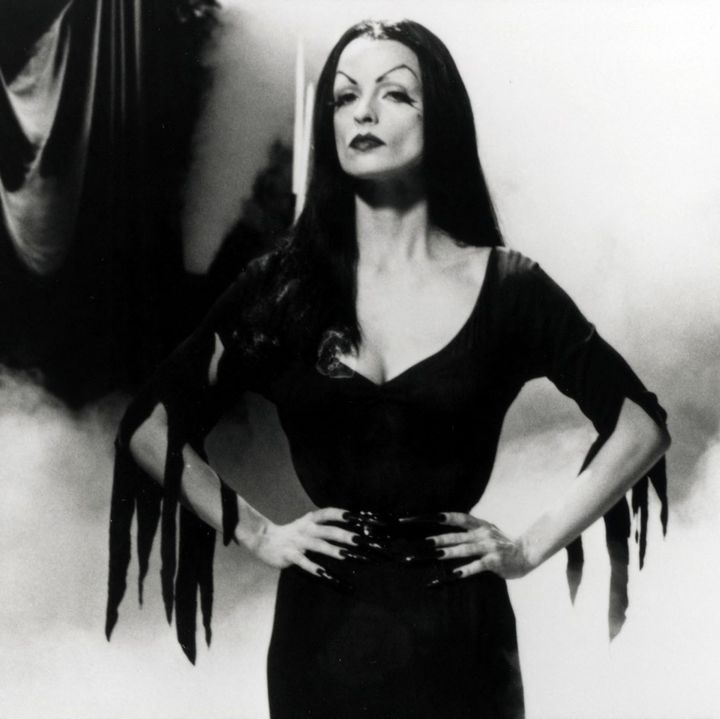 Vampira :&nbsp;Maila Nurmi en présentatrice de films d'horreur du show&nbsp;Movie Macabre sur la chaîne américaine ABC en 1954.&nbsp; (TOUCHSTONE PICTURES / ARCHIVES DU 7EME ART)