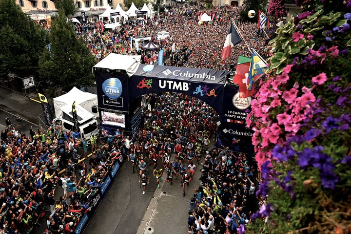 Le départ de l'Ultra-Trail du Mont-Blanc en 2019 dans les rues de Chamonix. (JEFF PACHOUD / AFP)